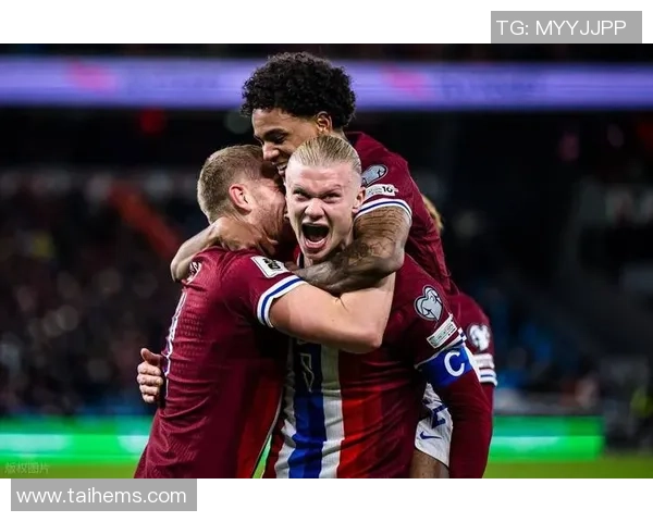 哈兰德与挪威队友在更衣室热烈庆祝世界杯席位基本锁定的喜悦时刻